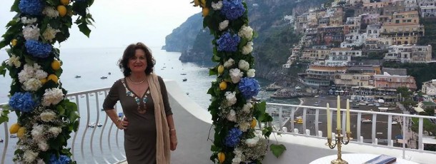 Rosa, une célébrante pour le mariage symbolique en Italie.