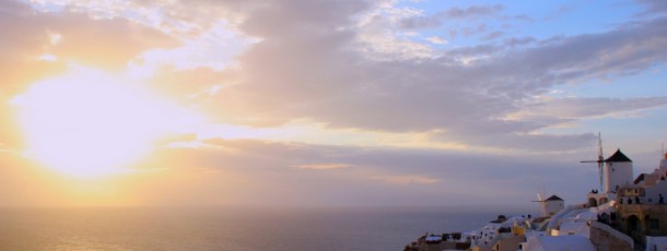 Santorin: une île parfaite pour des vacances en amoureux mais pas que…